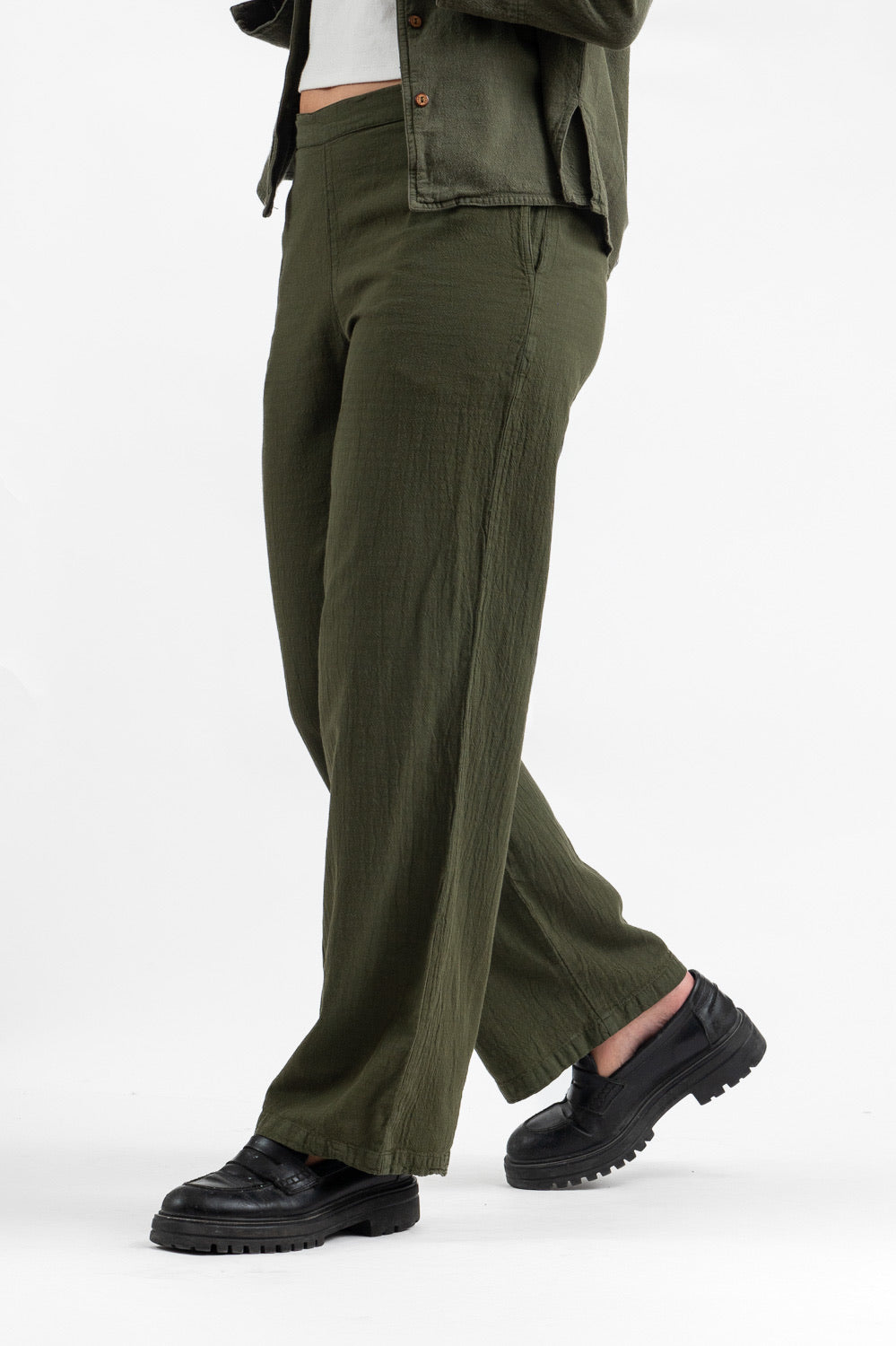 Utku Straight Crinkle Cotton Pants in Olive green