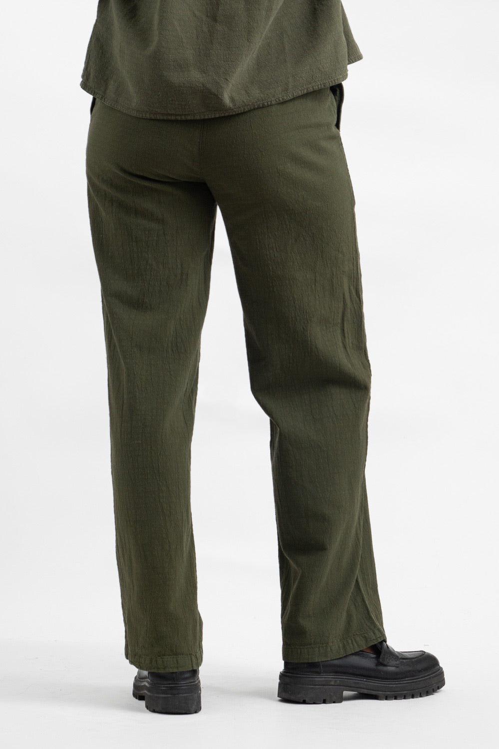 Utku Straight Crinkle Cotton Pants in Olive green — back view